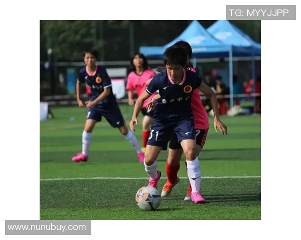 足球场上的璀璨星光正脸照展现女孩们的梦想与激情